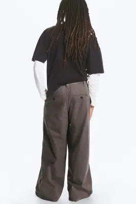 Chino baggy plissé en sergé Otis - Taupe foncé — photo 4