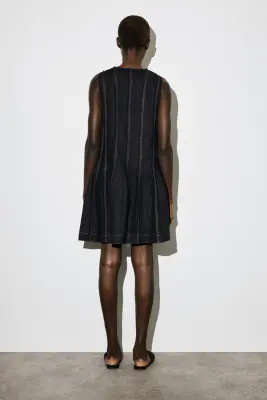 ROBE COURTE SCULPTÉE À PLIS - NOIR — photo 3