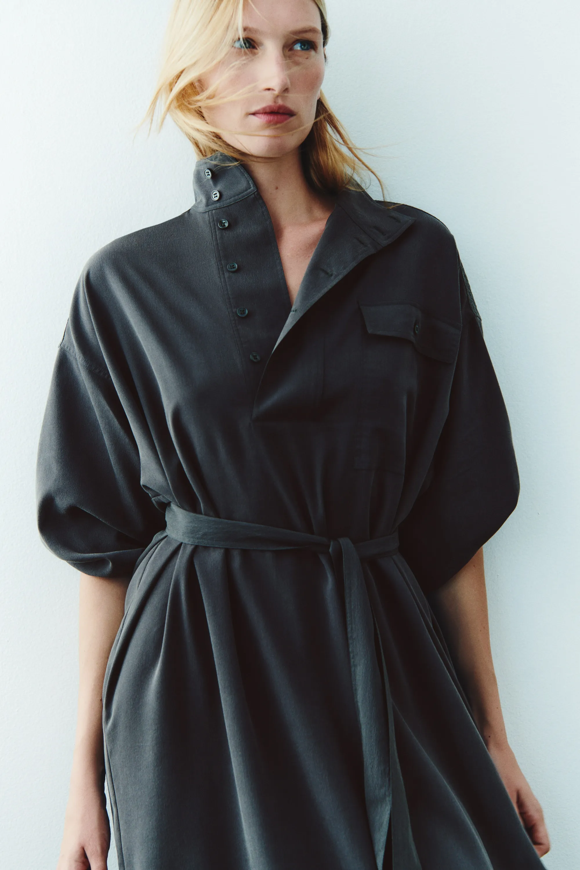 Robe à manches longues avec ceinture à nouer - Gris foncé