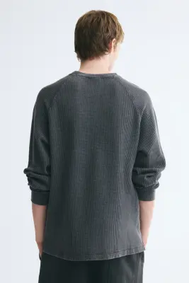 T-shirt gaufré Regular Fit - Gris foncé — photo 3