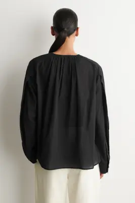 CHEMISE COL EN V FRONCÉE EN COTON LÉGER - NOIR — photo 4