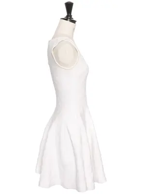 Robe courte cintrée et évasée décolleté plongeant en damassé blanc neige Prix boutique 2300€ Taille XS — photo 5