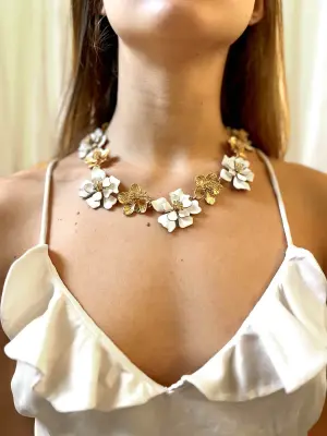 Collier à fleurs en laiton doré et émaille blanche — photo 3