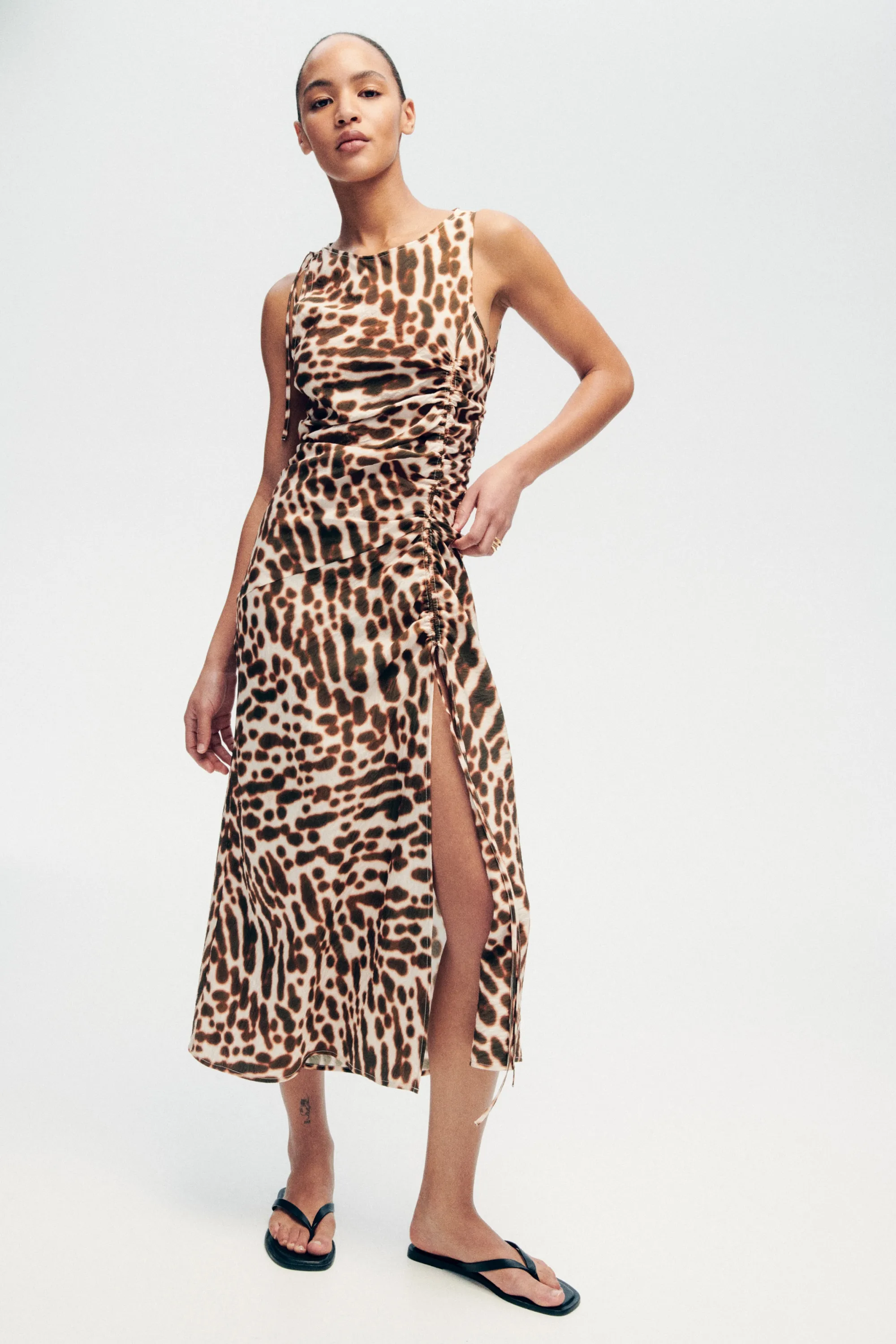 Robe en satin avec cordon de serrage - Marron foncé/motif