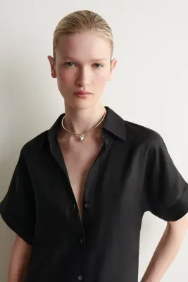 ROBE-CHEMISE COURTE EN LIN À COL OUVERT - NOIR — photo 2