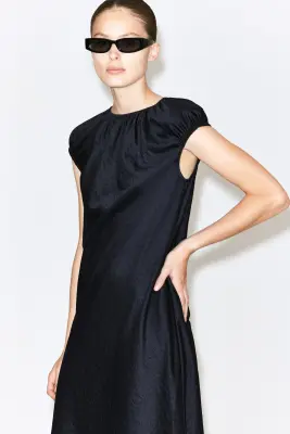 ROBE MIDI EN SATIN FRONCÉ - BLEU MARINE — photo 2