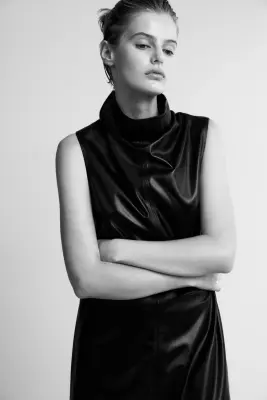 Robe trapèze en tissu enduit - Noir — photo 3
