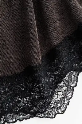 Short brillant avec dentelle - Taupe foncé/noir — photo 3