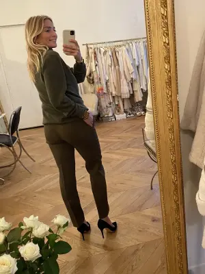 Pantalon slim fit en laine et soie vert kaki Prix boutique 990€ Taille 36 — photo 5