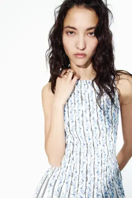 Robe smockée en coton - Blanc/bleu/fleuri — photo 1