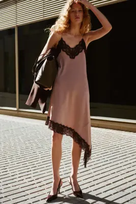 Robe à bretelles fines avec dentelle - Rose clair — photo 1