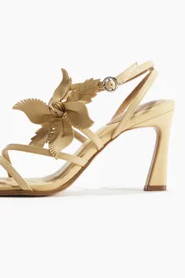 Sandales à talon avec application - Jaune pâle — photo 2