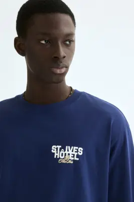 T-shirt imprimé Relaxed Fit - Bleu foncé/St Ives Hotel — photo 2