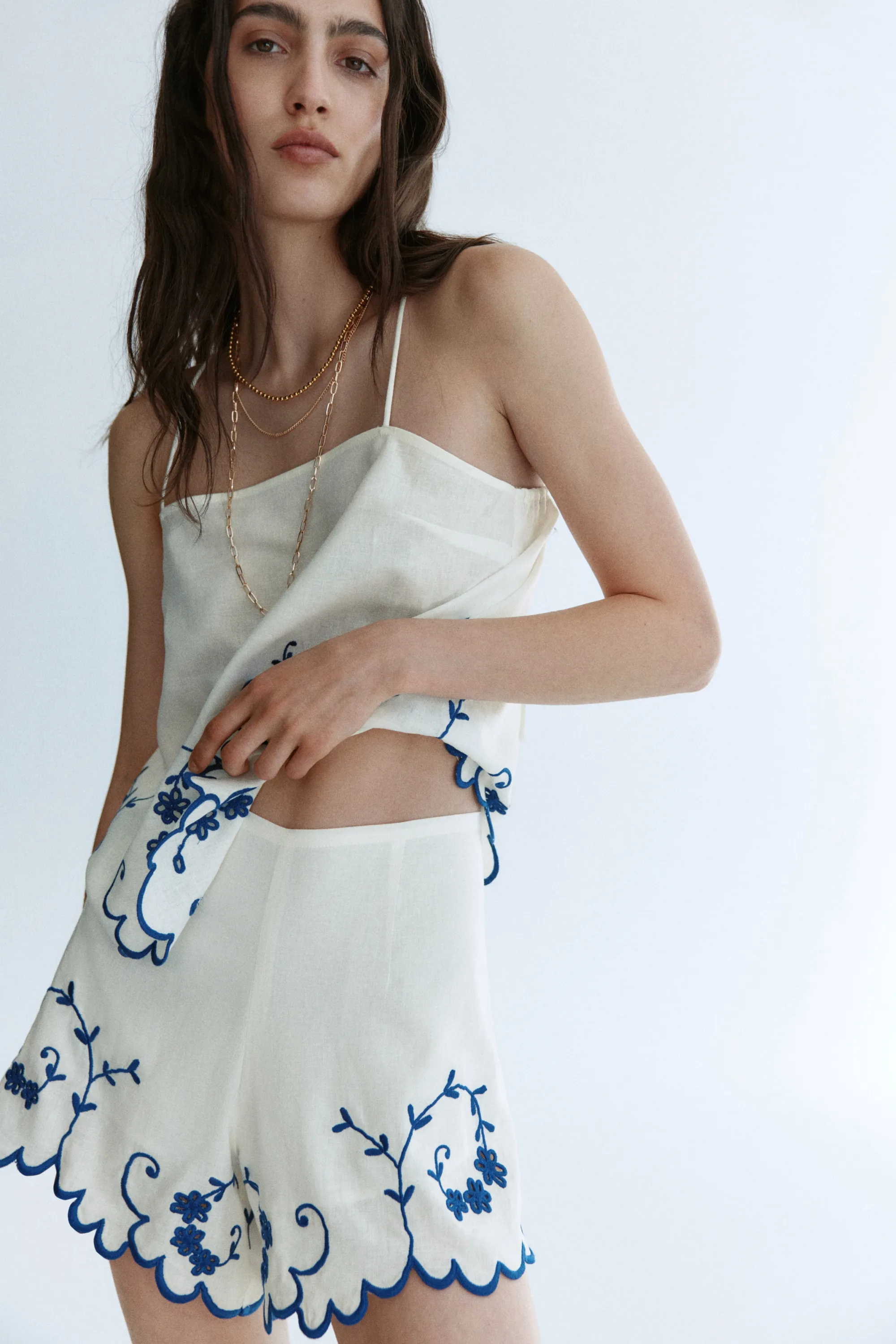 Short brodé en lin mélangé - Crème/fleurs