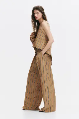 Pantalon large avec détails croisés - Beige foncé/rayé — photo 2