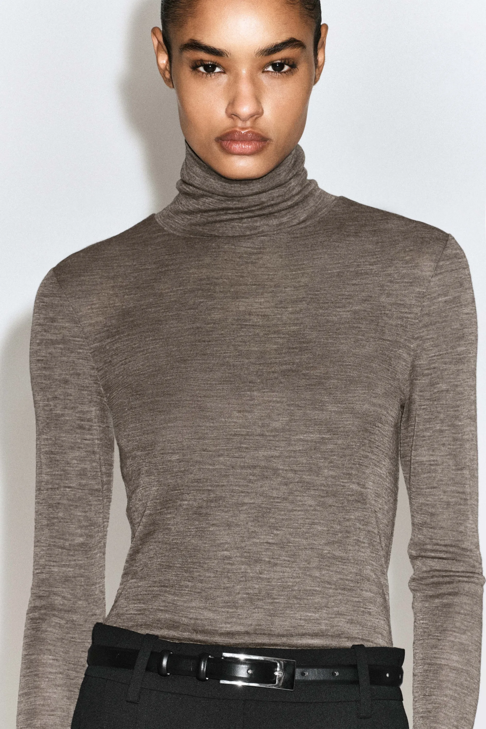 TOP À COL ROULÉ EN LAINE MÉRINOS - BEIGE FONCÉ