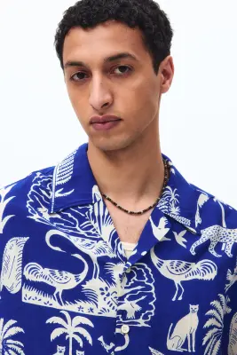 Chemise imprimée Relaxed Fit avec col cubain - Bleu vif/motif — photo 1