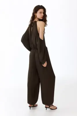 Combi-pantalon en satin avec épaules dénudées - Vert kaki foncé — photo 4