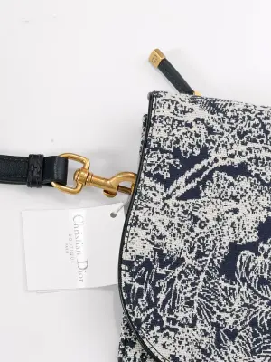 Sac pochette Saddle en toile et cuir imprimé toile de Jouy bleu marine et crème Prix boutique 1100€ — photo 5