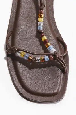 Sandales à brides fines avec perles fantaisie - Marron foncé — photo 2