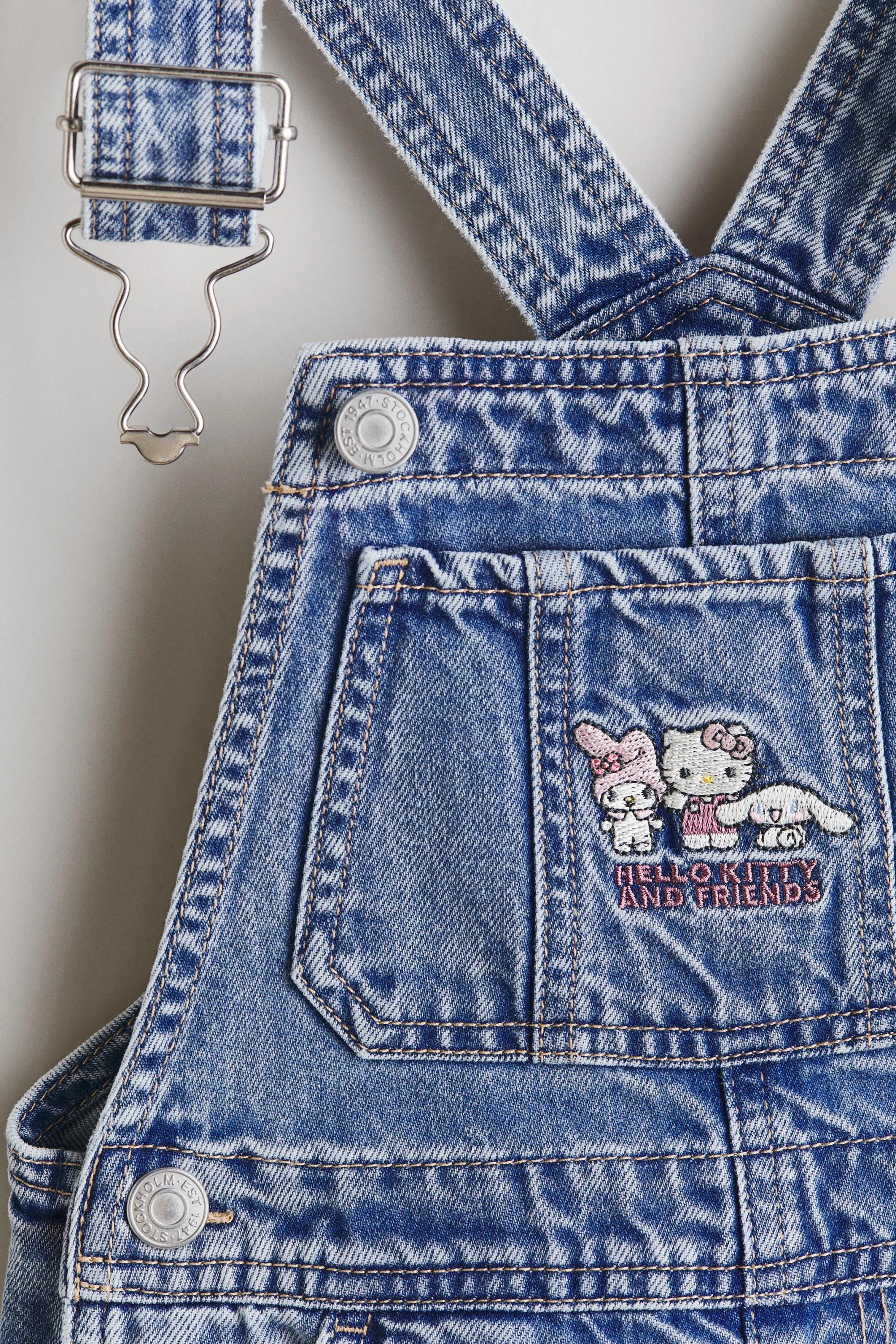 Motif-detail denim dungarees - Bleu denim/Hello Kitty