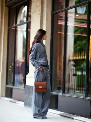 Sac à bandoulière LOUISE en cuir marron Prix boutique 1450€ — photo 2