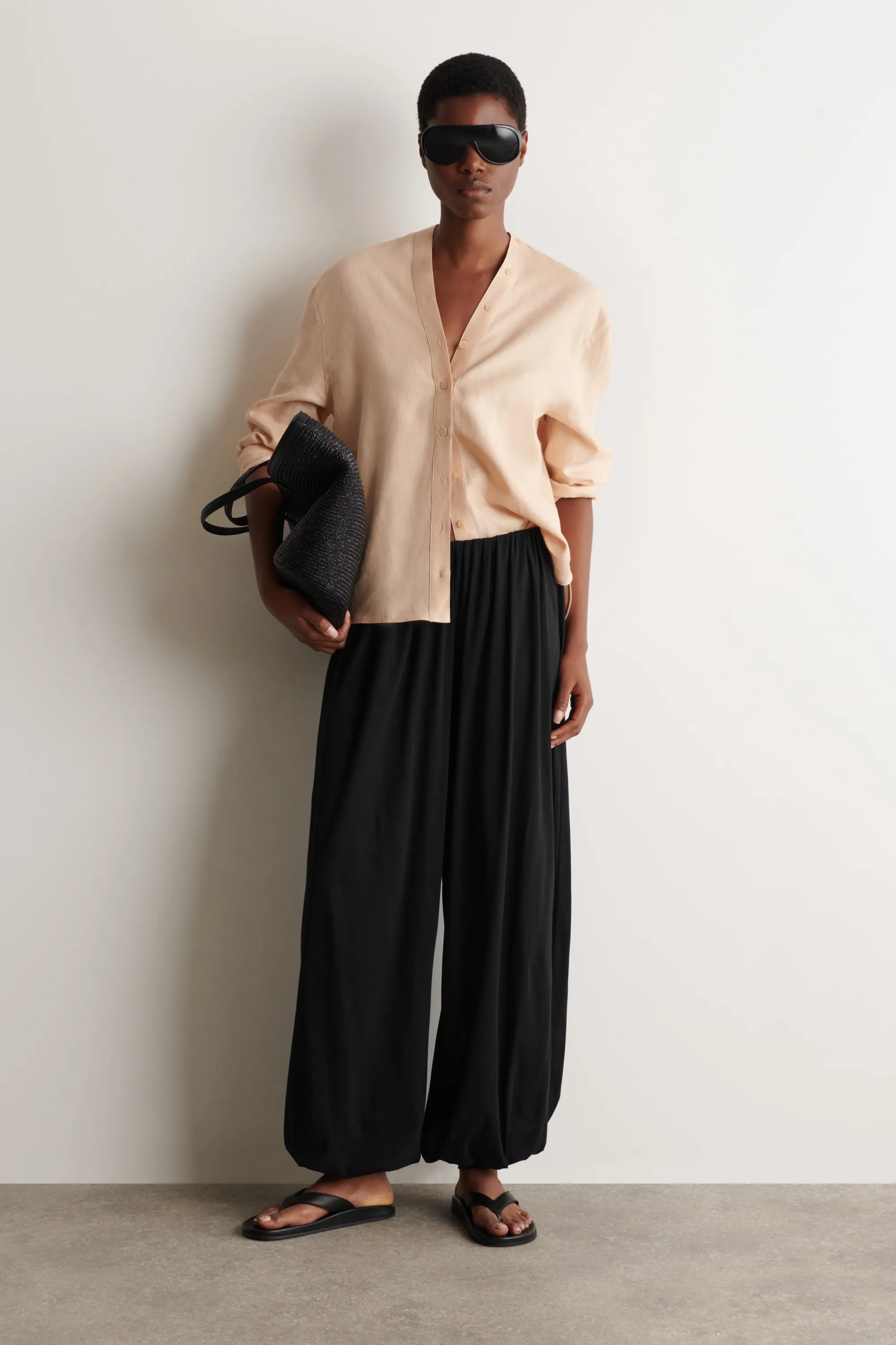 CHEMISE BOUTONNÉE EN LIN À COL EN V - PÊCHE