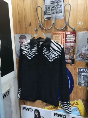 Chemise noire à motifs zébrés — photo 1