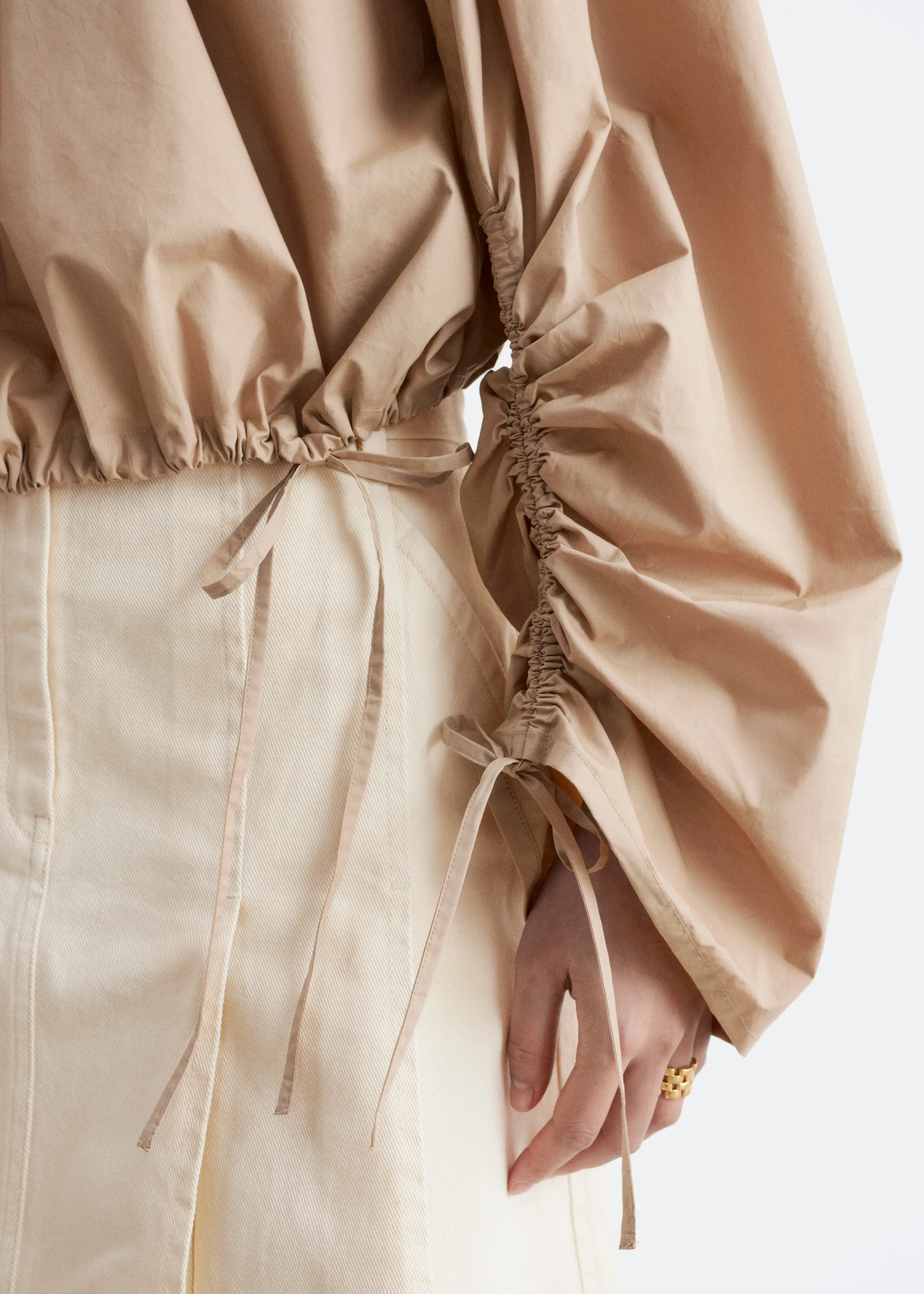 Blouse sculpturale à cordon de serrage - Beige