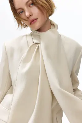 Blazer sans revers avec écharpe - Beige clair — photo 2