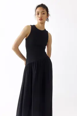 Robe avec jupe évasée - Noir — photo 1
