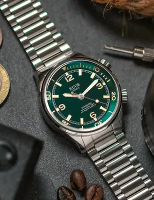 KUOE SOMBRERO 90-011 GREEN LINEN TEXTURED DIAL FLAT-LINK BRACELET — photo 4