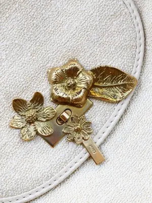 Sac du soir en coton beige à fleurs dorées Prix boutique 950€ — photo 2