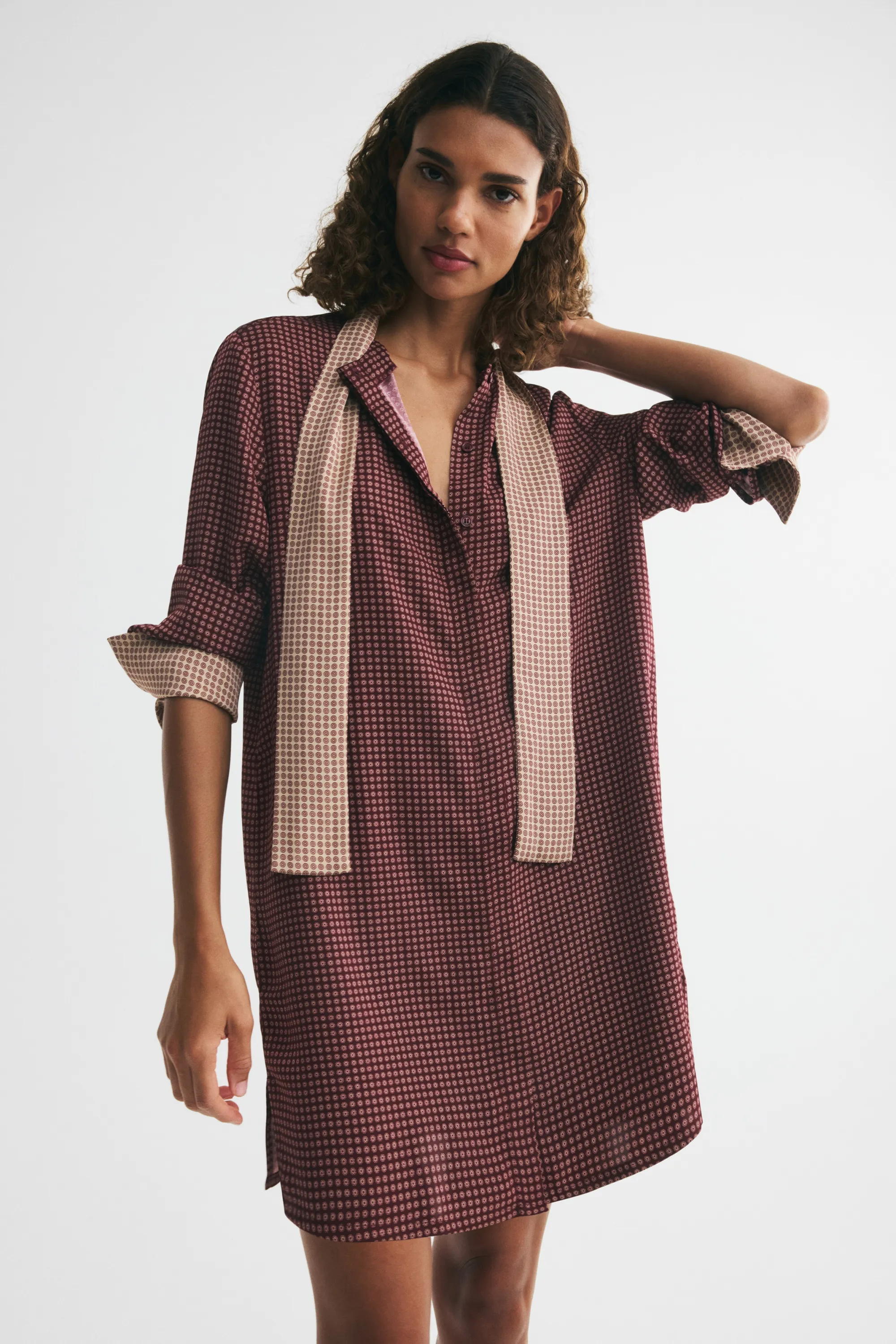 Robe à boutons avec col cravate - Rouge prune foncé/motif