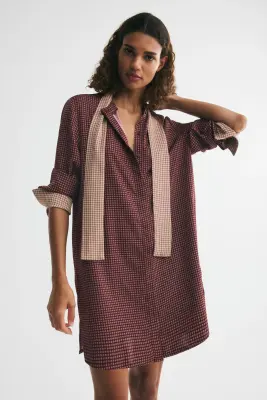 Robe à boutons avec col cravate - Rouge prune foncé/motif — photo 1