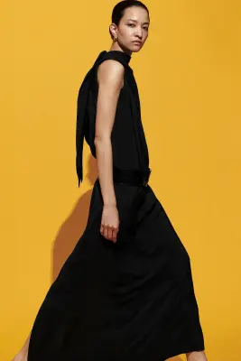 ROBE LONGUE DRAPÉE À COL MONTANT ET DÉTAIL NOUÉ - NOIR — photo 4