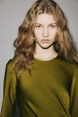 Robe avec dos ouvert et détail à nouer - Olive doré — photo 3