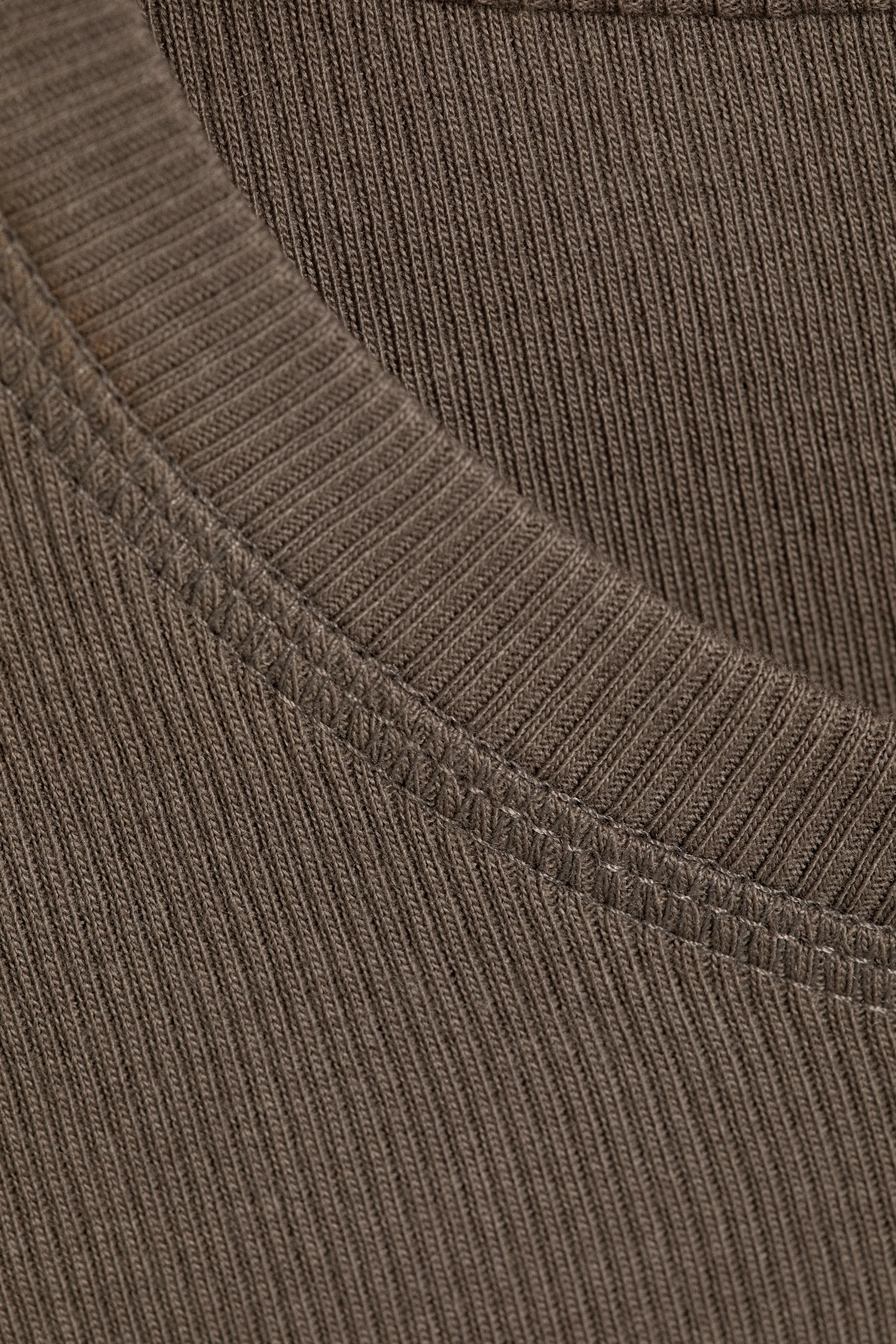 T-SHIRT CÔTELÉ, COUPE CARRÉE AJUSTÉE - Taupe foncé