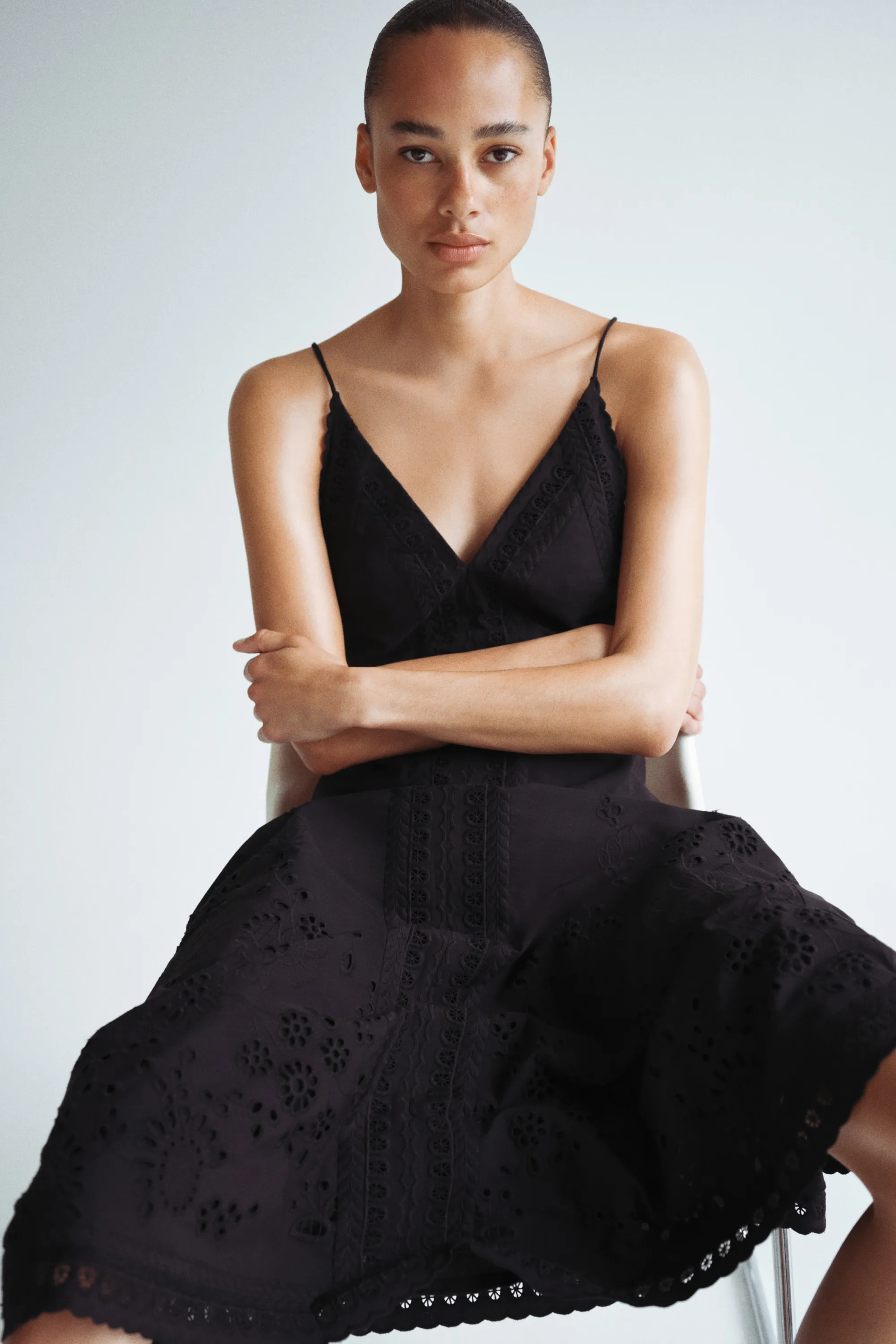 Robe à bretelles fines avec broderie anglaise - Noir