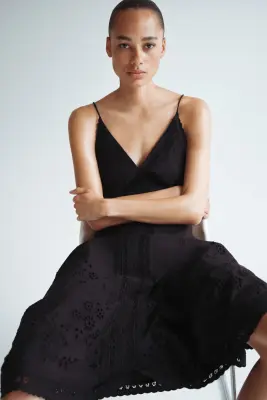 Robe à bretelles fines avec broderie anglaise - Noir — photo 1