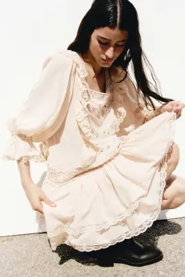 Robe à volants ruchés avec dentelle - Beige clair — photo 2