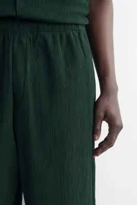 PANTALON FUSEAU DÉCONTRACTÉ EN COTON FROISSÉ - VERT FONCÉ — photo 2