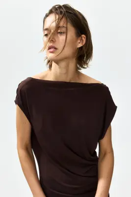 Robe avec encolure bénitier dans le dos - Marron foncé — photo 1