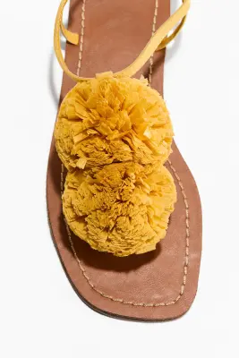 Sandales à brides fines avec applications - Jaune moutarde — photo 2