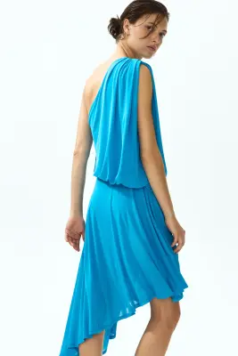 Robe asymétrique avec une épaule nue - Bleu vif — photo 3