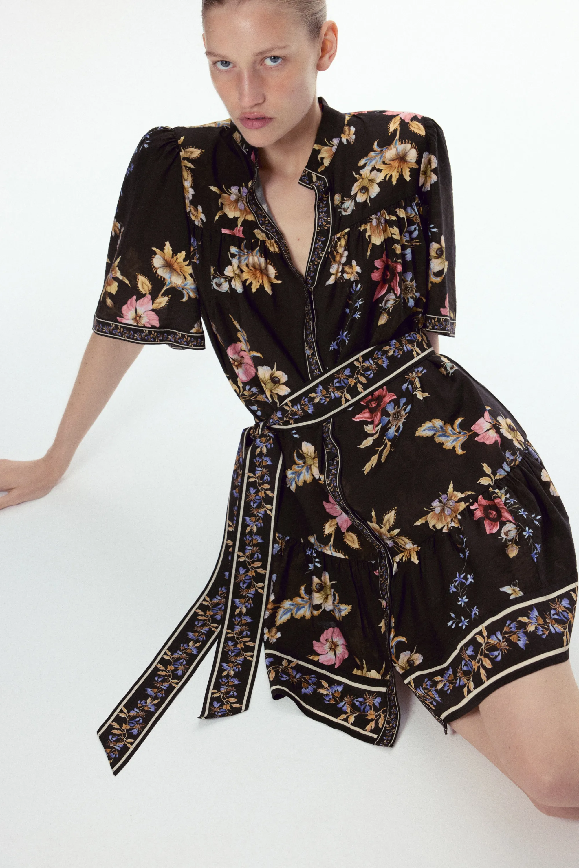 Robe à boutons avec liens à nouer - Noir/fleuri