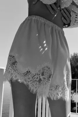 Short en satin avec dentelle - Crème — photo 2