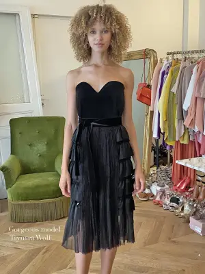 Robe de Cocktail mi-longue bustier coeur velours et volants de soie noir Prix boutique 4500€ Taille 36 — photo 5