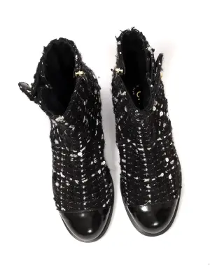 Bottines plates en tweed de laine noir et blanc bout rond cuir verni et sigle CC doré Prix boutique 2300€ Taille 38 — photo 4
