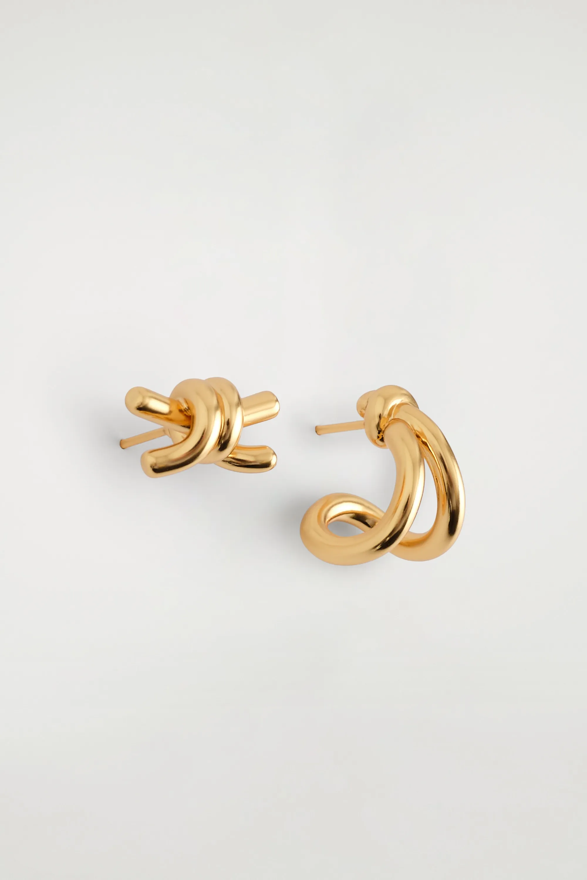 BOUCLES D'OREILLES DÉPAREILLÉES FAÇON NOUÉES - DORÉ